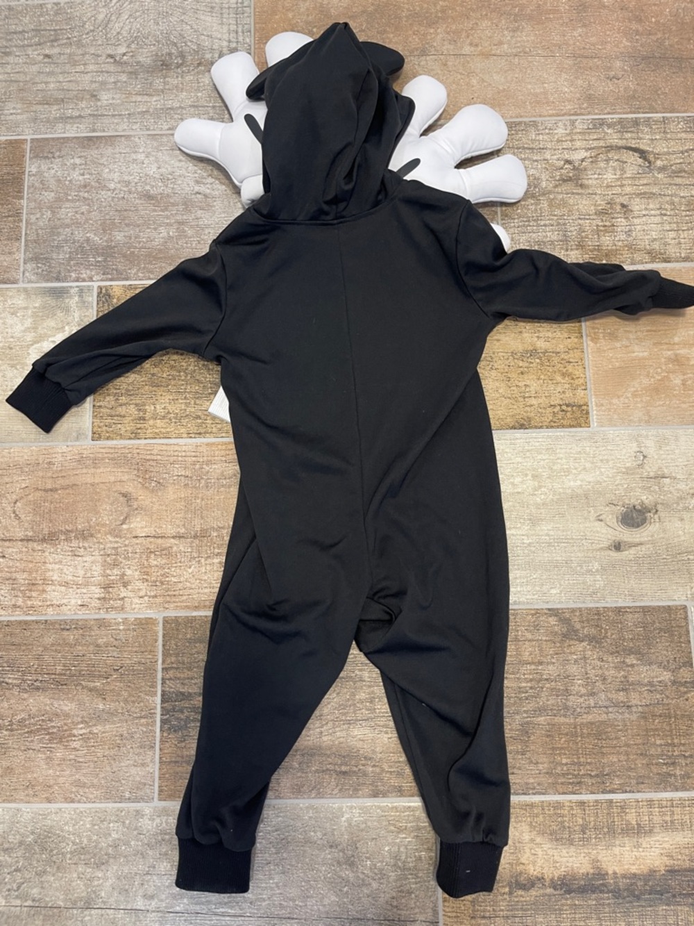 NWT Disney Store Mickey Mouse Skeleton Costume Mickey Hands 3T Glow in the Dark - Picture 7 of 8